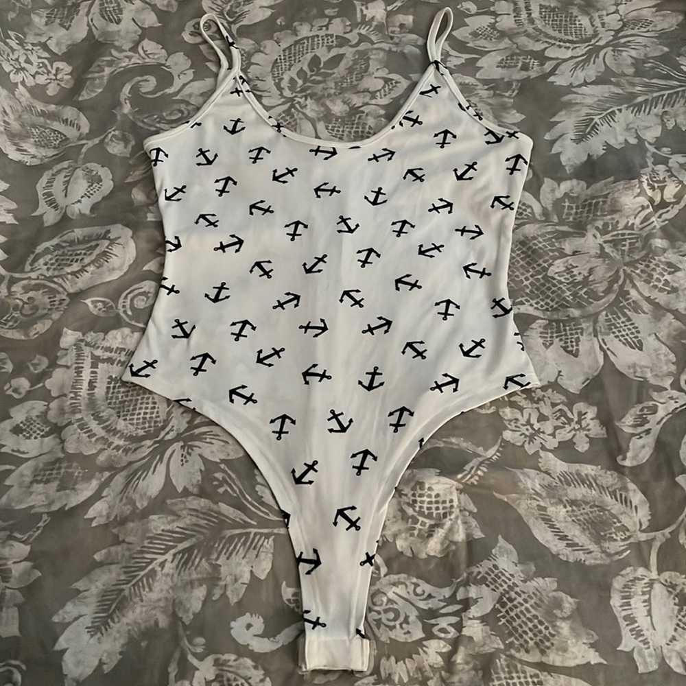 BEWARE BODYSUIT🤍SIZE SMALL